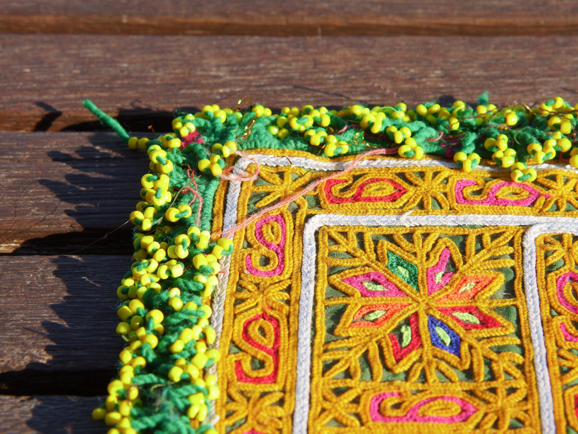 vecchio tessuto indiano ricamato, pezzo unico lavorato a mano in ogni parte con filo cotone, filo argento e perline . tipico del gujarat, usato come decoro ed addobbo. Può essere impiegato anche come toppa..  dimensioni 20x20 spessore parte in perline 1cm peso 72 gr .   disponibili vari colori e dimensioni contattare per info 0039 3338778241 info@etniko.it fb/ig "etniko by crosato"