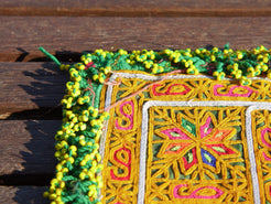 vecchio tessuto indiano ricamato, pezzo unico lavorato a mano in ogni parte con filo cotone, filo argento e perline . tipico del gujarat, usato come decoro ed addobbo. Può essere impiegato anche come toppa..  dimensioni 20x20 spessore parte in perline 1cm peso 72 gr .   disponibili vari colori e dimensioni contattare per info 0039 3338778241 info@etniko.it fb/ig "etniko by crosato"