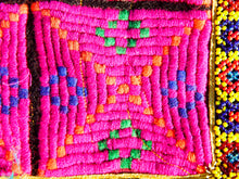 Carica l&#39;immagine nel visualizzatore di Gallery, vecchio tessuto indiano ricamato, pezzo unico lavorato a mano in ogni parte con filo cotone, filo argento e perline . tipico del gujarat, usato come decoro ed addobbo. Può essere impiegato anche come toppa..  dimensioni 27x27 spessore parte in perline 0,5cm peso 148 gr .   disponibili vari colori e dimensioni contattare per info 0039 3338778241 info@etniko.it fb/ig &quot;etniko by crosato&quot;