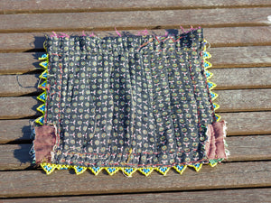 vecchio tessuto indiano ricamato, pezzo unico lavorato a mano in ogni parte con filo cotone, filo argento e perline . tipico del gujarat, usato come decoro ed addobbo. Può essere impiegato anche come toppa..  dimensioni 27x27 spessore parte in perline 0,5cm peso 148 gr .   disponibili vari colori e dimensioni contattare per info 0039 3338778241 info@etniko.it fb/ig "etniko by crosato"