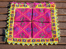 Carica l&#39;immagine nel visualizzatore di Gallery, vecchio tessuto indiano ricamato, pezzo unico lavorato a mano in ogni parte con filo cotone, filo argento e perline . tipico del gujarat, usato come decoro ed addobbo. Può essere impiegato anche come toppa..  dimensioni 27x27 spessore parte in perline 0,5cm peso 148 gr .   disponibili vari colori e dimensioni contattare per info 0039 3338778241 info@etniko.it fb/ig &quot;etniko by crosato&quot;