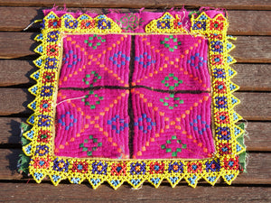 vecchio tessuto indiano ricamato, pezzo unico lavorato a mano in ogni parte con filo cotone, filo argento e perline . tipico del gujarat, usato come decoro ed addobbo. Può essere impiegato anche come toppa..  dimensioni 27x27 spessore parte in perline 0,5cm peso 148 gr .   disponibili vari colori e dimensioni contattare per info 0039 3338778241 info@etniko.it fb/ig "etniko by crosato"