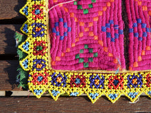 Carica l&#39;immagine nel visualizzatore di Gallery, vecchio tessuto indiano ricamato, pezzo unico lavorato a mano in ogni parte con filo cotone, filo argento e perline . tipico del gujarat, usato come decoro ed addobbo. Può essere impiegato anche come toppa..  dimensioni 27x27 spessore parte in perline 0,5cm peso 148 gr .   disponibili vari colori e dimensioni contattare per info 0039 3338778241 info@etniko.it fb/ig &quot;etniko by crosato&quot;