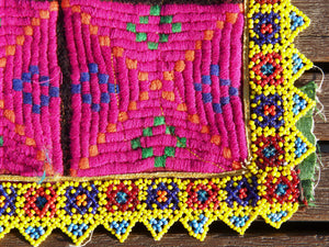 vecchio tessuto indiano ricamato, pezzo unico lavorato a mano in ogni parte con filo cotone, filo argento e perline . tipico del gujarat, usato come decoro ed addobbo. Può essere impiegato anche come toppa..  dimensioni 27x27 spessore parte in perline 0,5cm peso 148 gr .   disponibili vari colori e dimensioni contattare per info 0039 3338778241 info@etniko.it fb/ig "etniko by crosato"