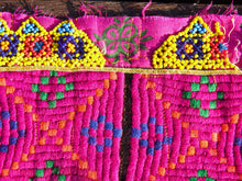 Carica l&#39;immagine nel visualizzatore di Gallery, vecchio tessuto indiano ricamato, pezzo unico lavorato a mano in ogni parte con filo cotone, filo argento e perline . tipico del gujarat, usato come decoro ed addobbo. Può essere impiegato anche come toppa..  dimensioni 27x27 spessore parte in perline 0,5cm peso 148 gr .   disponibili vari colori e dimensioni contattare per info 0039 3338778241 info@etniko.it fb/ig &quot;etniko by crosato&quot;