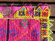 Carica l&#39;immagine nel visualizzatore di Gallery, vecchio tessuto indiano ricamato, pezzo unico lavorato a mano in ogni parte con filo cotone, filo argento e perline . tipico del gujarat, usato come decoro ed addobbo. Può essere impiegato anche come toppa..  dimensioni 27x27 spessore parte in perline 0,5cm peso 148 gr .   disponibili vari colori e dimensioni contattare per info 0039 3338778241 info@etniko.it fb/ig &quot;etniko by crosato&quot;