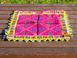 vecchio tessuto indiano ricamato, pezzo unico lavorato a mano in ogni parte con filo cotone, filo argento e perline . tipico del gujarat, usato come decoro ed addobbo. Può essere impiegato anche come toppa..  dimensioni 27x27 spessore parte in perline 0,5cm peso 148 gr .   disponibili vari colori e dimensioni contattare per info 0039 3338778241 info@etniko.it fb/ig "etniko by crosato"