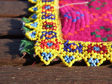 Carica l&#39;immagine nel visualizzatore di Gallery, vecchio tessuto indiano ricamato, pezzo unico lavorato a mano in ogni parte con filo cotone, filo argento e perline . tipico del gujarat, usato come decoro ed addobbo. Può essere impiegato anche come toppa..  dimensioni 27x27 spessore parte in perline 0,5cm peso 148 gr .   disponibili vari colori e dimensioni contattare per info 0039 3338778241 info@etniko.it fb/ig &quot;etniko by crosato&quot;