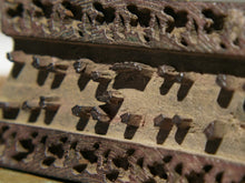 Carica l&#39;immagine nel visualizzatore di Gallery, Vecchio timbro artigianale in legno per tessuti usato in India per la tradizionale lavorazione print block. Ricavato da un unico pezzo di legno intagliato. Si può usare sia da appoggio che da appendere, dietro vi è applicato un gancio.  Dimensioni 13x8xprof.4cm. 