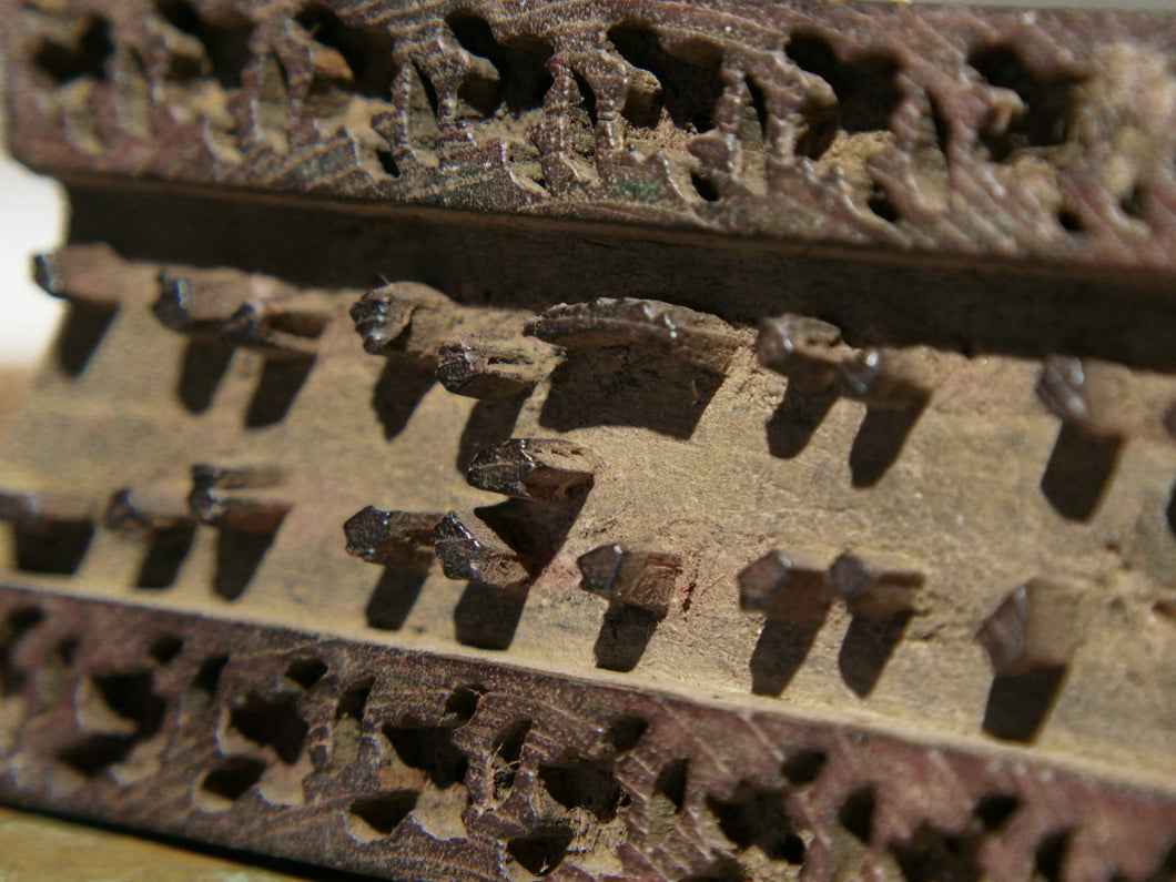 Vecchio timbro artigianale in legno per tessuti usato in India per la tradizionale lavorazione print block. Ricavato da un unico pezzo di legno intagliato. Si può usare sia da appoggio che da appendere, dietro vi è applicato un gancio.  Dimensioni 13x8xprof.4cm. 