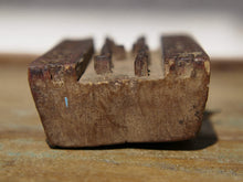 Carica l&#39;immagine nel visualizzatore di Gallery, Vecchio timbro artigianale in legno per tessuti usato in India per la tradizionale lavorazione print block. Ricavato da un unico pezzo di legno intagliato. Si può usare sia da appoggio che da appendere, dietro vi è applicato un gancio.  Dimensioni 13x8xprof.4cm. 