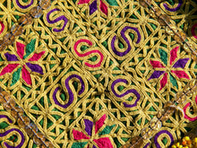 Carica l&#39;immagine nel visualizzatore di Gallery, vecchio tessuto indiano ricamato, pezzo unico lavorato a mano in ogni parte con filo cotone, perline e specchietti . tipico del gujarat, usato come decoro ed addobbo.  Può essere impiegato anche come toppa..  dimensioni 17x17 spessore parte in perline 1cm peso 62 gr   disponibili vari colori e dimensioni  contattare per info  0039 3338778241 info@etniko.it fb/ig   &quot;etniko by crosato&quot;