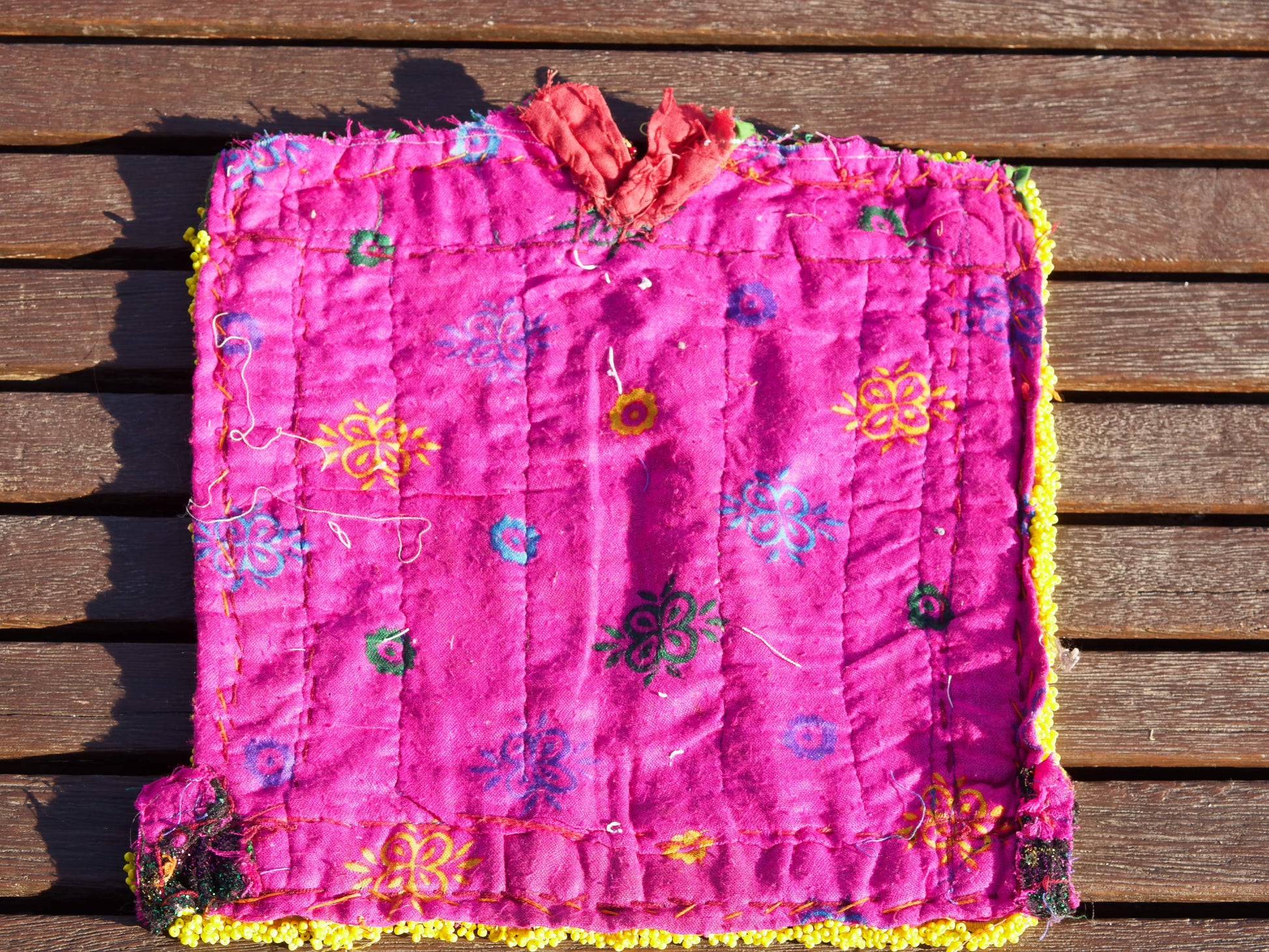 vecchio tessuto indiano ricamato, pezzo unico lavorato a mano in ogni parte con filo cotone, filo argento e perline . tipico del gujarat, usato come decoro ed addobbo. Può essere impiegato anche come toppa..  dimensioni 28x28 spessore parte in perline 0,5cm peso 261 gr   disponibili vari colori e dimensioni contattare per info 0039 3338778241 info@etniko.it fb/ig "etniko by crosato"