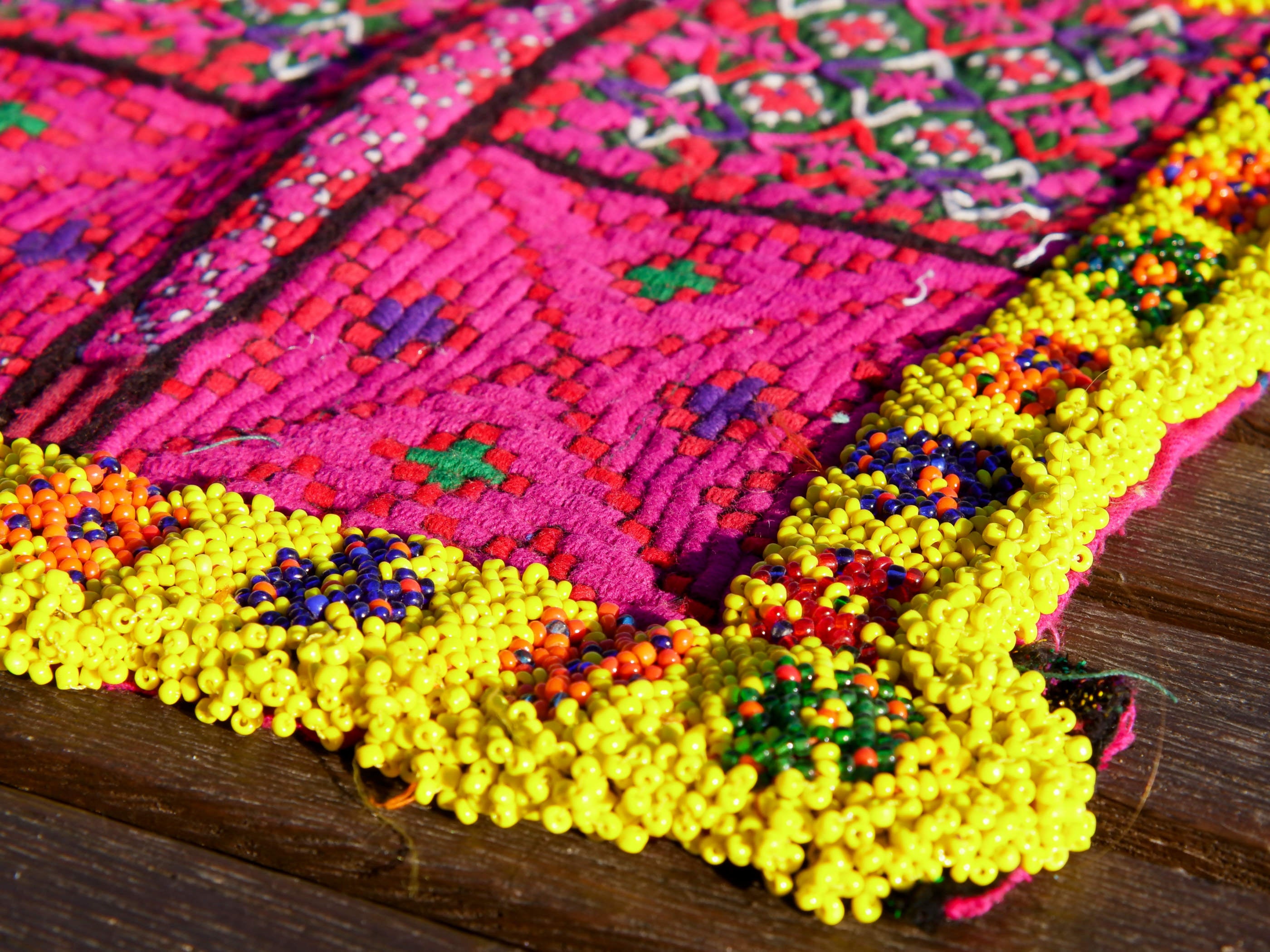 vecchio tessuto indiano ricamato, pezzo unico lavorato a mano in ogni parte con filo cotone, filo argento e perline . tipico del gujarat, usato come decoro ed addobbo. Può essere impiegato anche come toppa..  dimensioni 28x28 spessore parte in perline 0,5cm peso 261 gr   disponibili vari colori e dimensioni contattare per info 0039 3338778241 info@etniko.it fb/ig "etniko by crosato"