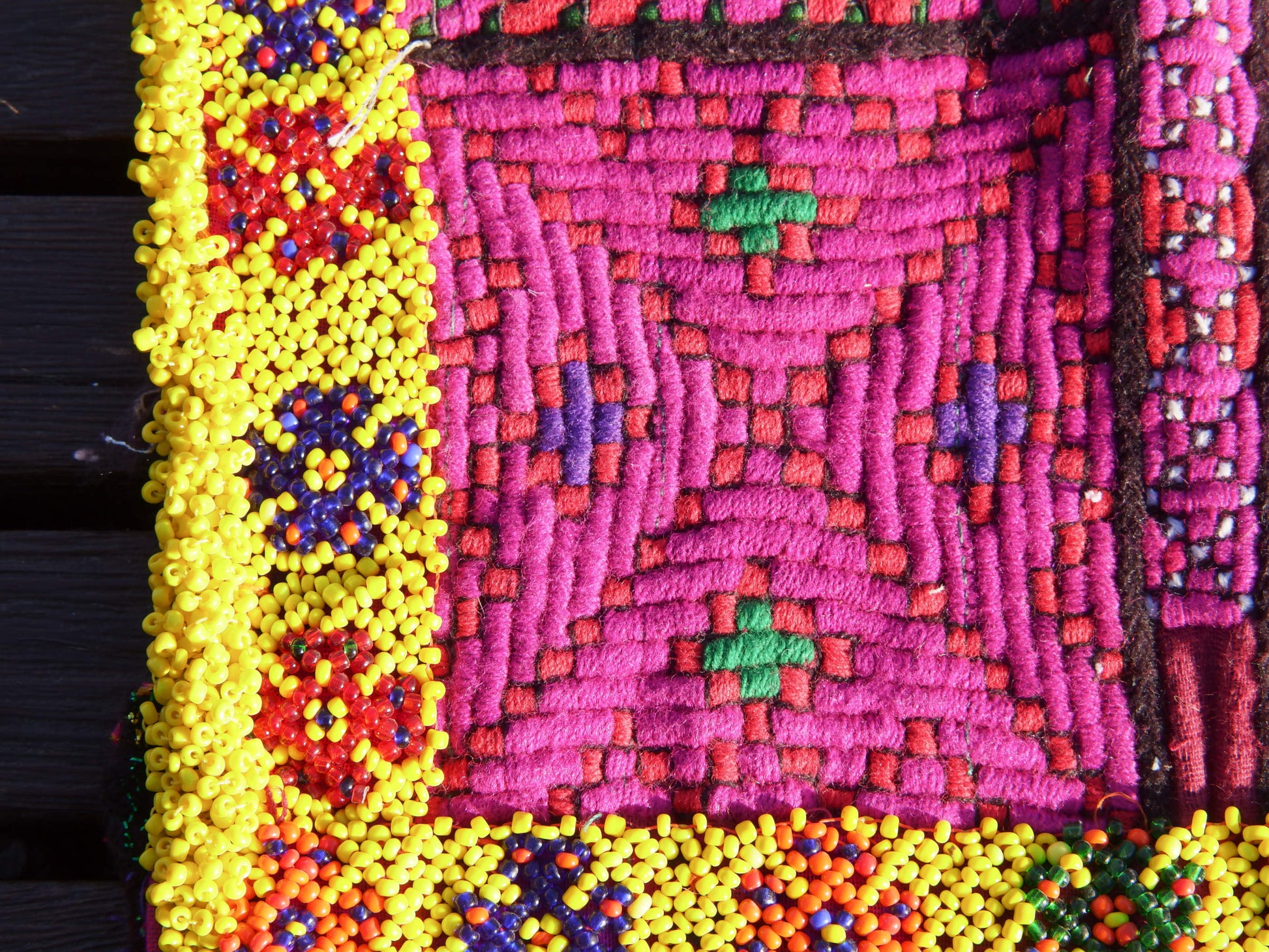 vecchio tessuto indiano ricamato, pezzo unico lavorato a mano in ogni parte con filo cotone, filo argento e perline . tipico del gujarat, usato come decoro ed addobbo. Può essere impiegato anche come toppa..  dimensioni 28x28 spessore parte in perline 0,5cm peso 261 gr   disponibili vari colori e dimensioni contattare per info 0039 3338778241 info@etniko.it fb/ig "etniko by crosato"