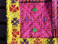 vecchio tessuto indiano ricamato, pezzo unico lavorato a mano in ogni parte con filo cotone, filo argento e perline . tipico del gujarat, usato come decoro ed addobbo. Può essere impiegato anche come toppa..  dimensioni 28x28 spessore parte in perline 0,5cm peso 261 gr   disponibili vari colori e dimensioni contattare per info 0039 3338778241 info@etniko.it fb/ig "etniko by crosato"