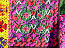 Carica l&#39;immagine nel visualizzatore di Gallery, vecchio tessuto indiano ricamato, pezzo unico lavorato a mano in ogni parte con filo cotone, filo argento e perline . tipico del gujarat, usato come decoro ed addobbo. Può essere impiegato anche come toppa..  dimensioni 28x28 spessore parte in perline 0,5cm peso 261 gr   disponibili vari colori e dimensioni contattare per info 0039 3338778241 info@etniko.it fb/ig &quot;etniko by crosato&quot;