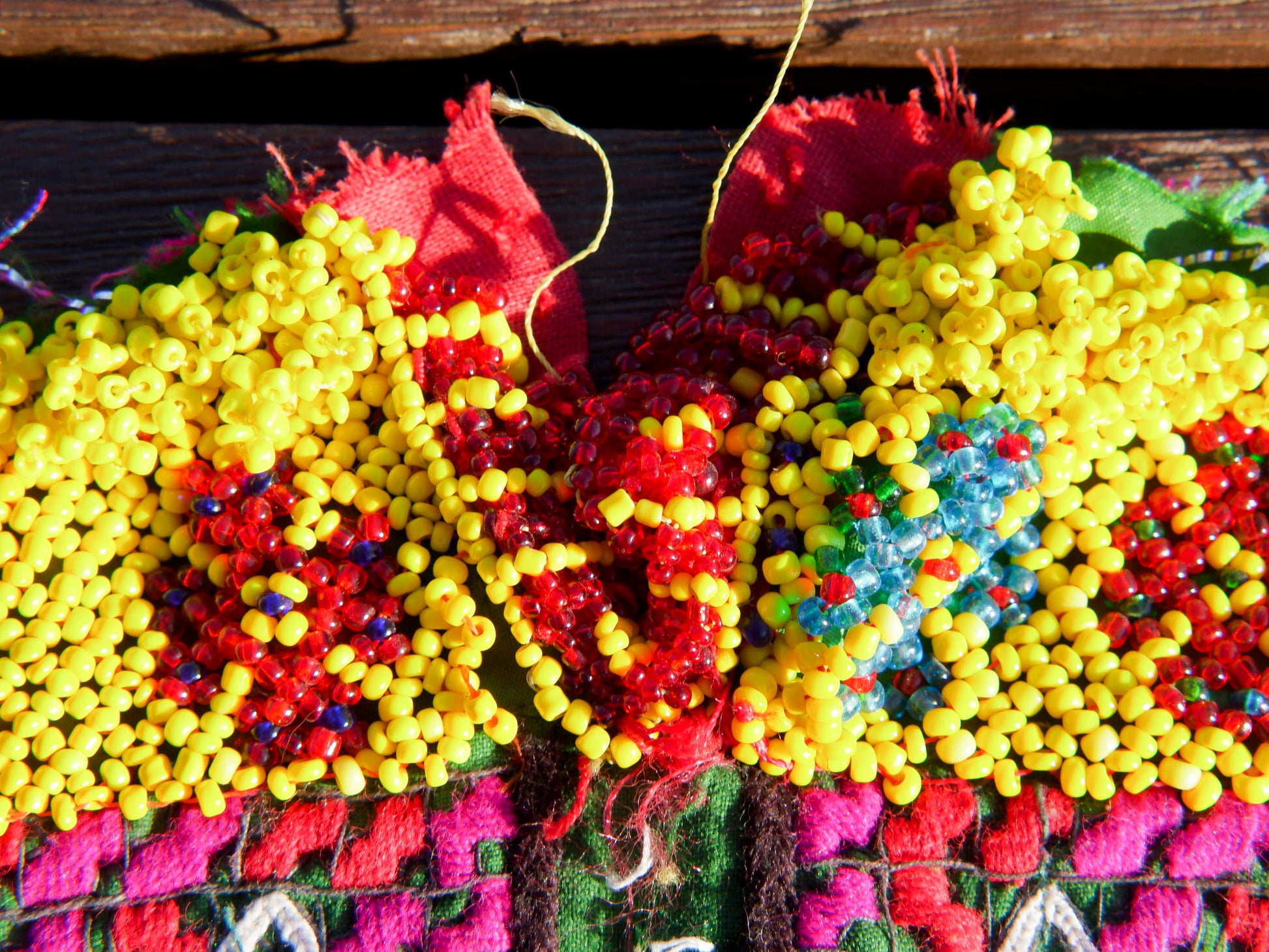 vecchio tessuto indiano ricamato, pezzo unico lavorato a mano in ogni parte con filo cotone, filo argento e perline . tipico del gujarat, usato come decoro ed addobbo. Può essere impiegato anche come toppa..  dimensioni 28x28 spessore parte in perline 0,5cm peso 261 gr   disponibili vari colori e dimensioni contattare per info 0039 3338778241 info@etniko.it fb/ig "etniko by crosato"
