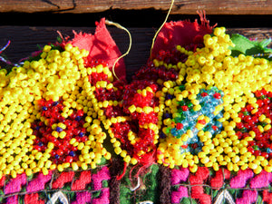 vecchio tessuto indiano ricamato, pezzo unico lavorato a mano in ogni parte con filo cotone, filo argento e perline . tipico del gujarat, usato come decoro ed addobbo. Può essere impiegato anche come toppa..  dimensioni 28x28 spessore parte in perline 0,5cm peso 261 gr   disponibili vari colori e dimensioni contattare per info 0039 3338778241 info@etniko.it fb/ig "etniko by crosato"