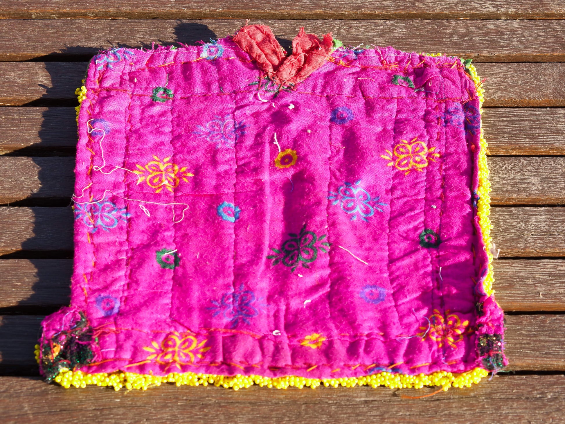 vecchio tessuto indiano ricamato, pezzo unico lavorato a mano in ogni parte con filo cotone, filo argento e perline . tipico del gujarat, usato come decoro ed addobbo. Può essere impiegato anche come toppa..  dimensioni 28x28 spessore parte in perline 0,5cm peso 261 gr   disponibili vari colori e dimensioni contattare per info 0039 3338778241 info@etniko.it fb/ig "etniko by crosato"