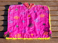 vecchio tessuto indiano ricamato, pezzo unico lavorato a mano in ogni parte con filo cotone, filo argento e perline . tipico del gujarat, usato come decoro ed addobbo. Può essere impiegato anche come toppa..  dimensioni 28x28 spessore parte in perline 0,5cm peso 261 gr   disponibili vari colori e dimensioni contattare per info 0039 3338778241 info@etniko.it fb/ig "etniko by crosato"