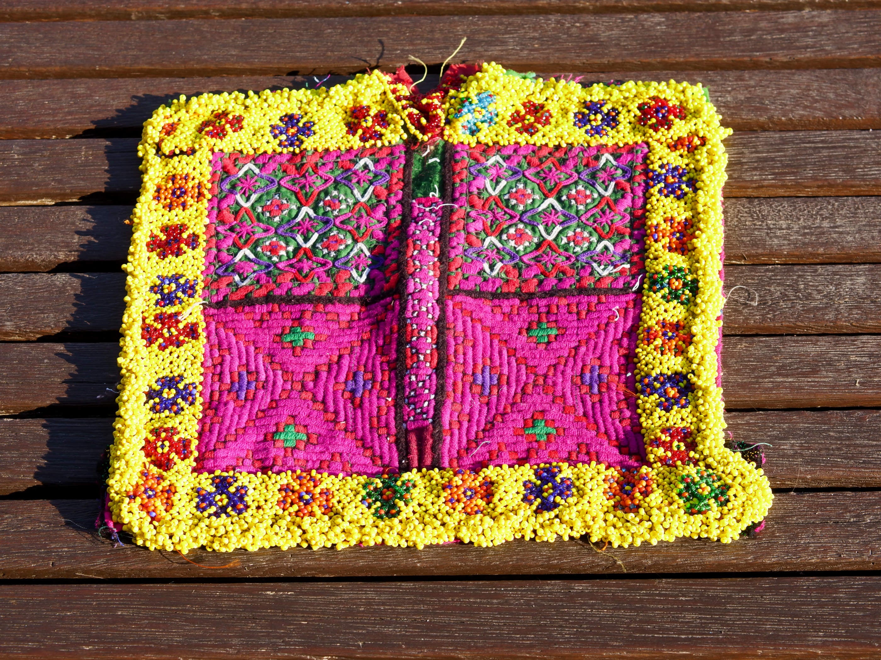 vecchio tessuto indiano ricamato, pezzo unico lavorato a mano in ogni parte con filo cotone, filo argento e perline . tipico del gujarat, usato come decoro ed addobbo. Può essere impiegato anche come toppa..  dimensioni 28x28 spessore parte in perline 0,5cm peso 261 gr   disponibili vari colori e dimensioni contattare per info 0039 3338778241 info@etniko.it fb/ig "etniko by crosato"
