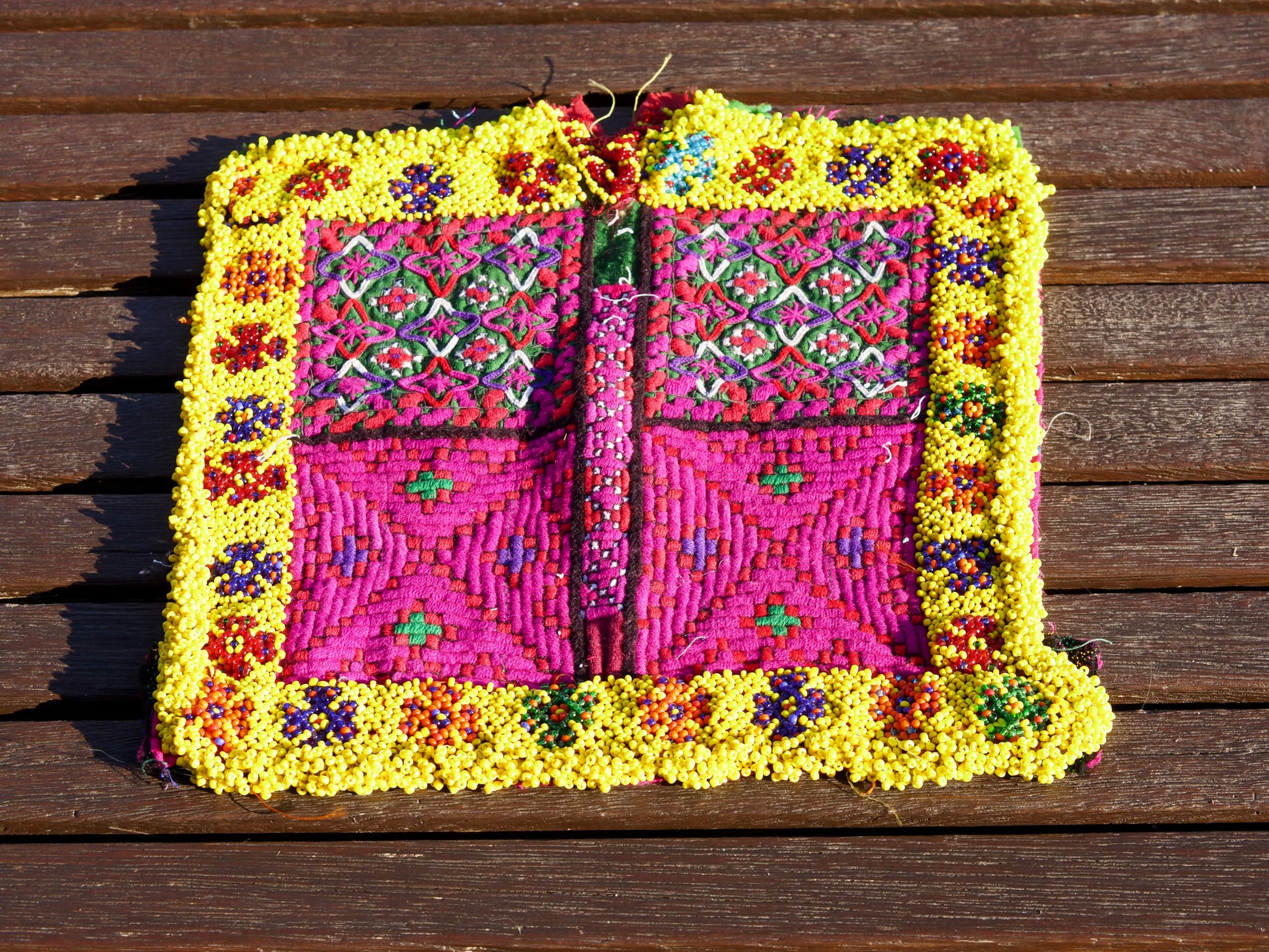 vecchio tessuto indiano ricamato, pezzo unico lavorato a mano in ogni parte con filo cotone, filo argento e perline . tipico del gujarat, usato come decoro ed addobbo. Può essere impiegato anche come toppa..  dimensioni 28x28 spessore parte in perline 0,5cm peso 261 gr   disponibili vari colori e dimensioni contattare per info 0039 3338778241 info@etniko.it fb/ig "etniko by crosato"