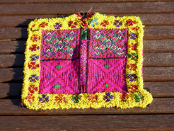 vecchio tessuto indiano ricamato, pezzo unico lavorato a mano in ogni parte con filo cotone, filo argento e perline . tipico del gujarat, usato come decoro ed addobbo. Può essere impiegato anche come toppa..  dimensioni 28x28 spessore parte in perline 0,5cm peso 261 gr   disponibili vari colori e dimensioni contattare per info 0039 3338778241 info@etniko.it fb/ig "etniko by crosato"