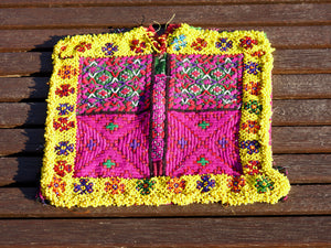 vecchio tessuto indiano ricamato, pezzo unico lavorato a mano in ogni parte con filo cotone, filo argento e perline . tipico del gujarat, usato come decoro ed addobbo. Può essere impiegato anche come toppa..  dimensioni 28x28 spessore parte in perline 0,5cm peso 261 gr   disponibili vari colori e dimensioni contattare per info 0039 3338778241 info@etniko.it fb/ig "etniko by crosato"