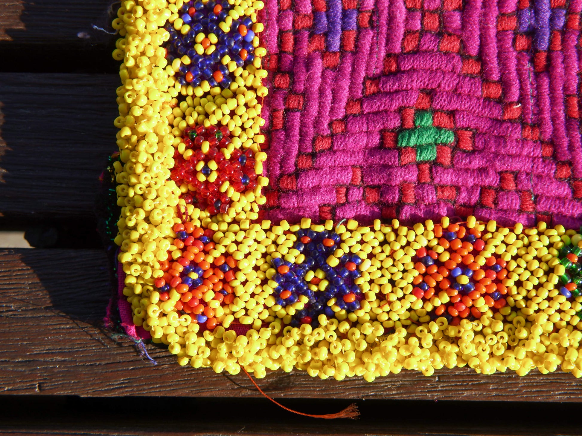 vecchio tessuto indiano ricamato, pezzo unico lavorato a mano in ogni parte con filo cotone, filo argento e perline . tipico del gujarat, usato come decoro ed addobbo. Può essere impiegato anche come toppa..  dimensioni 28x28 spessore parte in perline 0,5cm peso 261 gr   disponibili vari colori e dimensioni contattare per info 0039 3338778241 info@etniko.it fb/ig "etniko by crosato"
