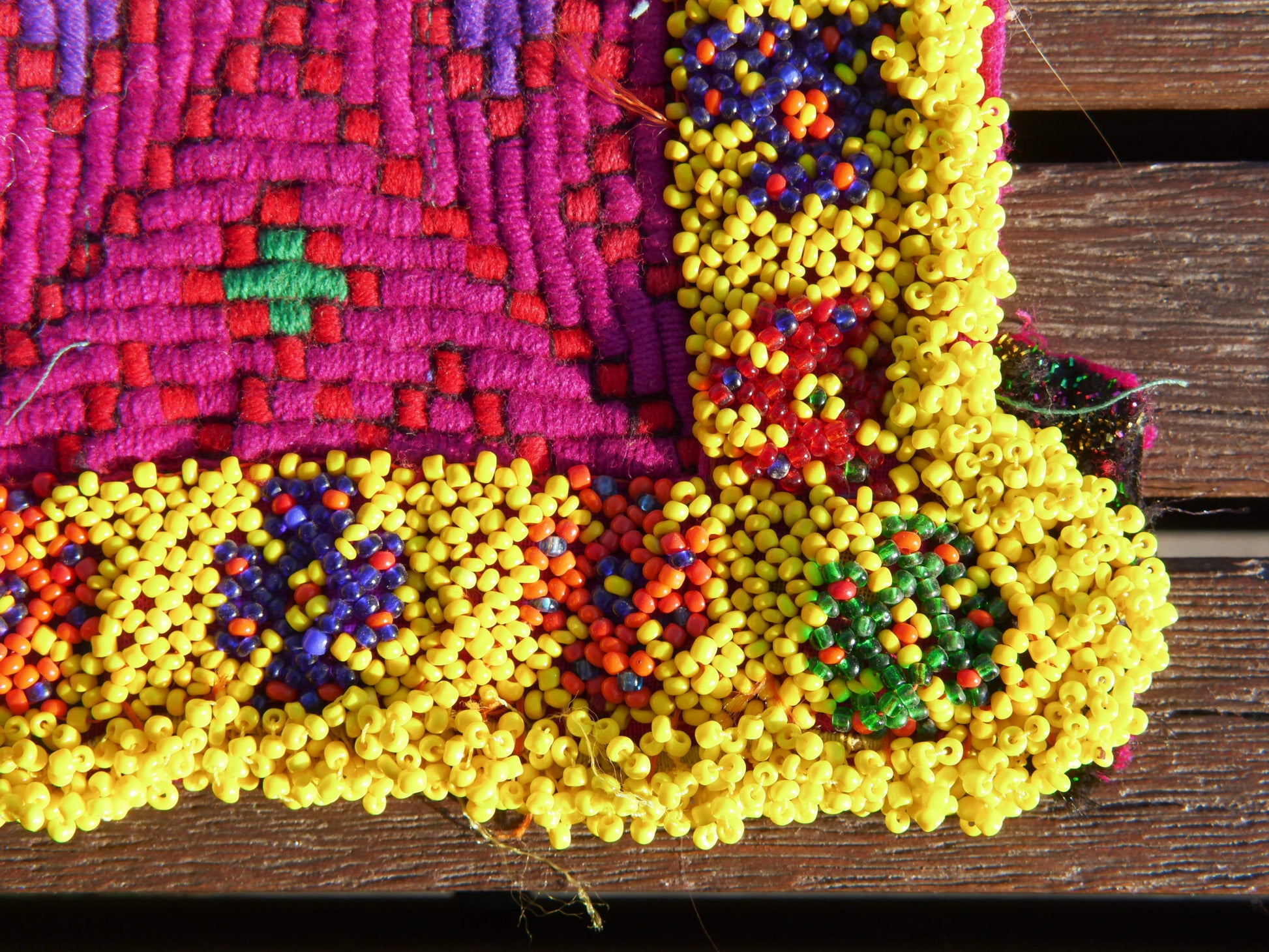 vecchio tessuto indiano ricamato, pezzo unico lavorato a mano in ogni parte con filo cotone, filo argento e perline . tipico del gujarat, usato come decoro ed addobbo. Può essere impiegato anche come toppa..  dimensioni 28x28 spessore parte in perline 0,5cm peso 261 gr   disponibili vari colori e dimensioni contattare per info 0039 3338778241 info@etniko.it fb/ig "etniko by crosato"