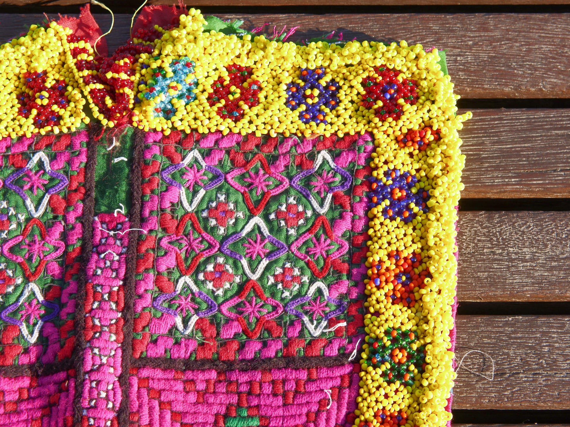 vecchio tessuto indiano ricamato, pezzo unico lavorato a mano in ogni parte con filo cotone, filo argento e perline . tipico del gujarat, usato come decoro ed addobbo. Può essere impiegato anche come toppa..  dimensioni 28x28 spessore parte in perline 0,5cm peso 261 gr   disponibili vari colori e dimensioni contattare per info 0039 3338778241 info@etniko.it fb/ig "etniko by crosato"