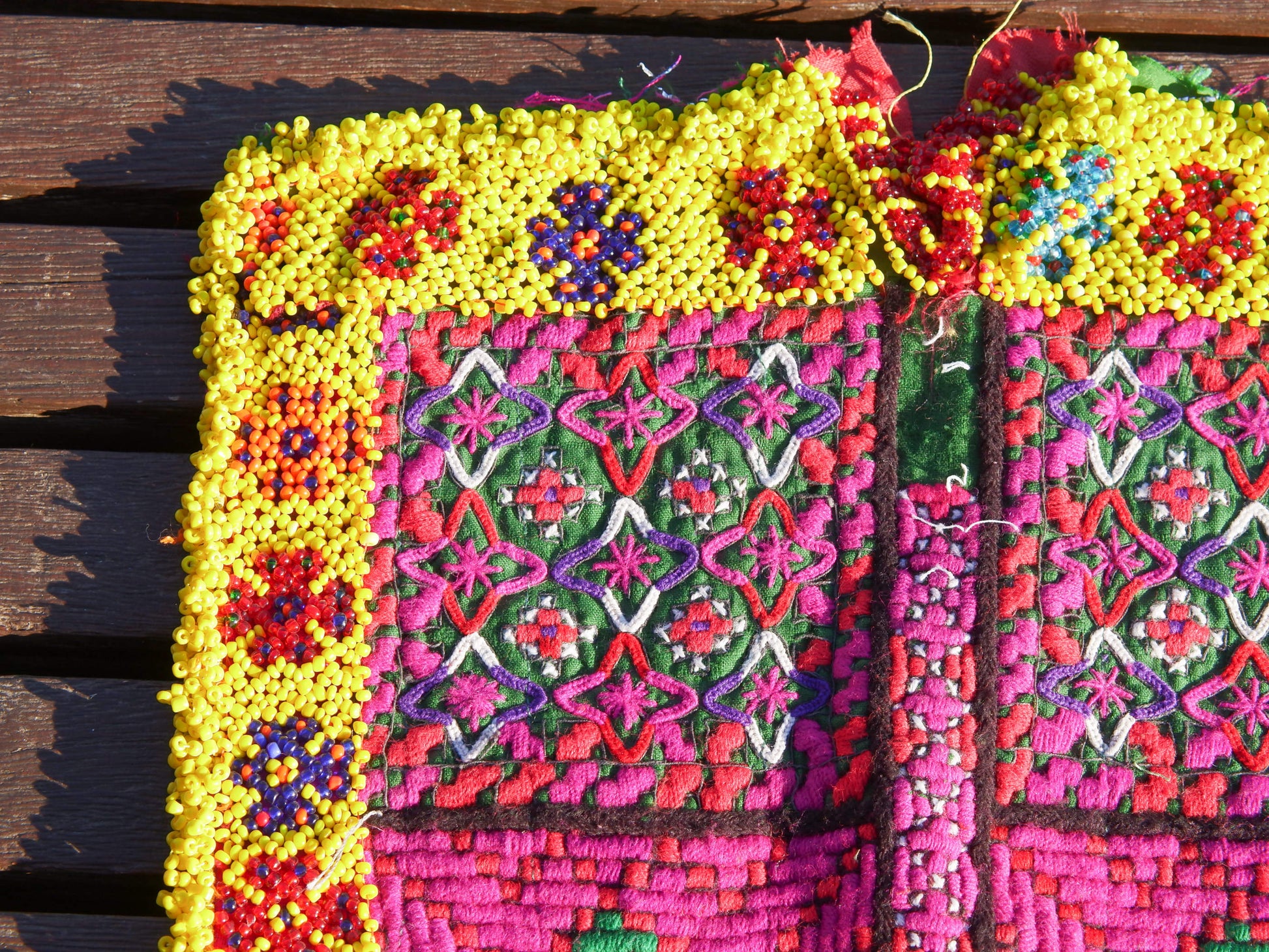 vecchio tessuto indiano ricamato, pezzo unico lavorato a mano in ogni parte con filo cotone, filo argento e perline . tipico del gujarat, usato come decoro ed addobbo. Può essere impiegato anche come toppa..  dimensioni 28x28 spessore parte in perline 0,5cm peso 261 gr   disponibili vari colori e dimensioni contattare per info 0039 3338778241 info@etniko.it fb/ig "etniko by crosato"