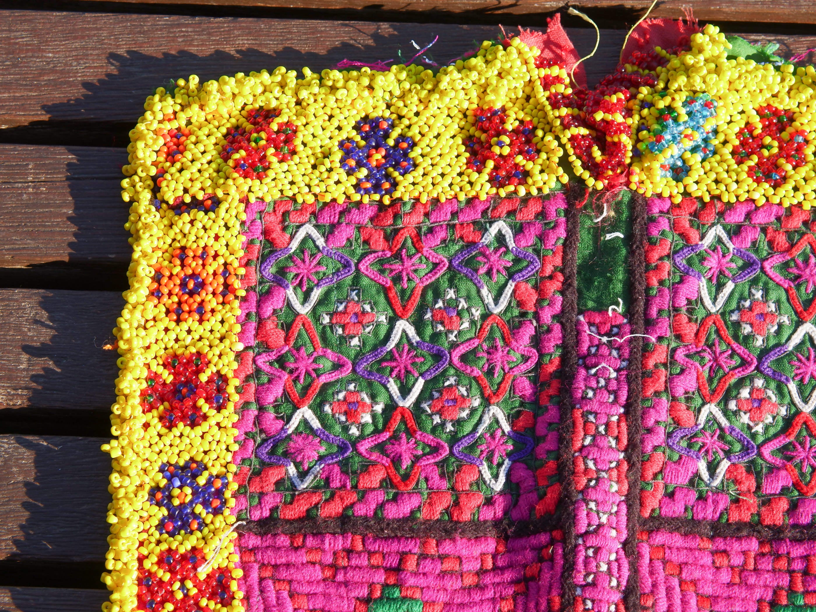 vecchio tessuto indiano ricamato, pezzo unico lavorato a mano in ogni parte con filo cotone, filo argento e perline . tipico del gujarat, usato come decoro ed addobbo. Può essere impiegato anche come toppa..  dimensioni 28x28 spessore parte in perline 0,5cm peso 261 gr   disponibili vari colori e dimensioni contattare per info 0039 3338778241 info@etniko.it fb/ig "etniko by crosato"