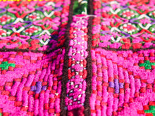 Carica l&#39;immagine nel visualizzatore di Gallery, vecchio tessuto indiano ricamato, pezzo unico lavorato a mano in ogni parte con filo cotone, filo argento e perline . tipico del gujarat, usato come decoro ed addobbo. Può essere impiegato anche come toppa..  dimensioni 28x28 spessore parte in perline 0,5cm peso 261 gr   disponibili vari colori e dimensioni contattare per info 0039 3338778241 info@etniko.it fb/ig &quot;etniko by crosato&quot;