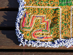 vecchio tessuto indiano ricamato, pezzo unico lavorato a mano in ogni parte con filo cotone e perline . tipico del gujarat, usato come decoro ed addobbo. Può essere impiegato anche come toppa..  dimensioni 20x20 spessore parte in perline 1cm peso 68 gr   disponibili vari colori e dimensioni contattare per info 0039 3338778241 info@etniko.it fb/ig "etniko by crosato"