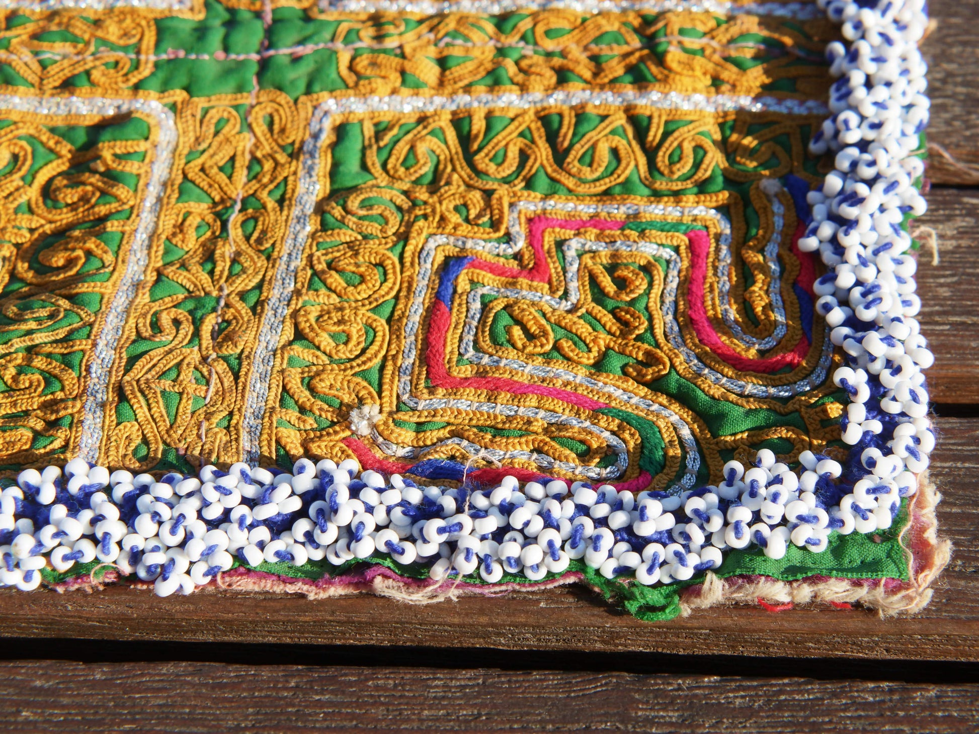 vecchio tessuto indiano ricamato, pezzo unico lavorato a mano in ogni parte con filo cotone e perline . tipico del gujarat, usato come decoro ed addobbo. Può essere impiegato anche come toppa..  dimensioni 20x20 spessore parte in perline 1cm peso 68 gr   disponibili vari colori e dimensioni contattare per info 0039 3338778241 info@etniko.it fb/ig "etniko by crosato"