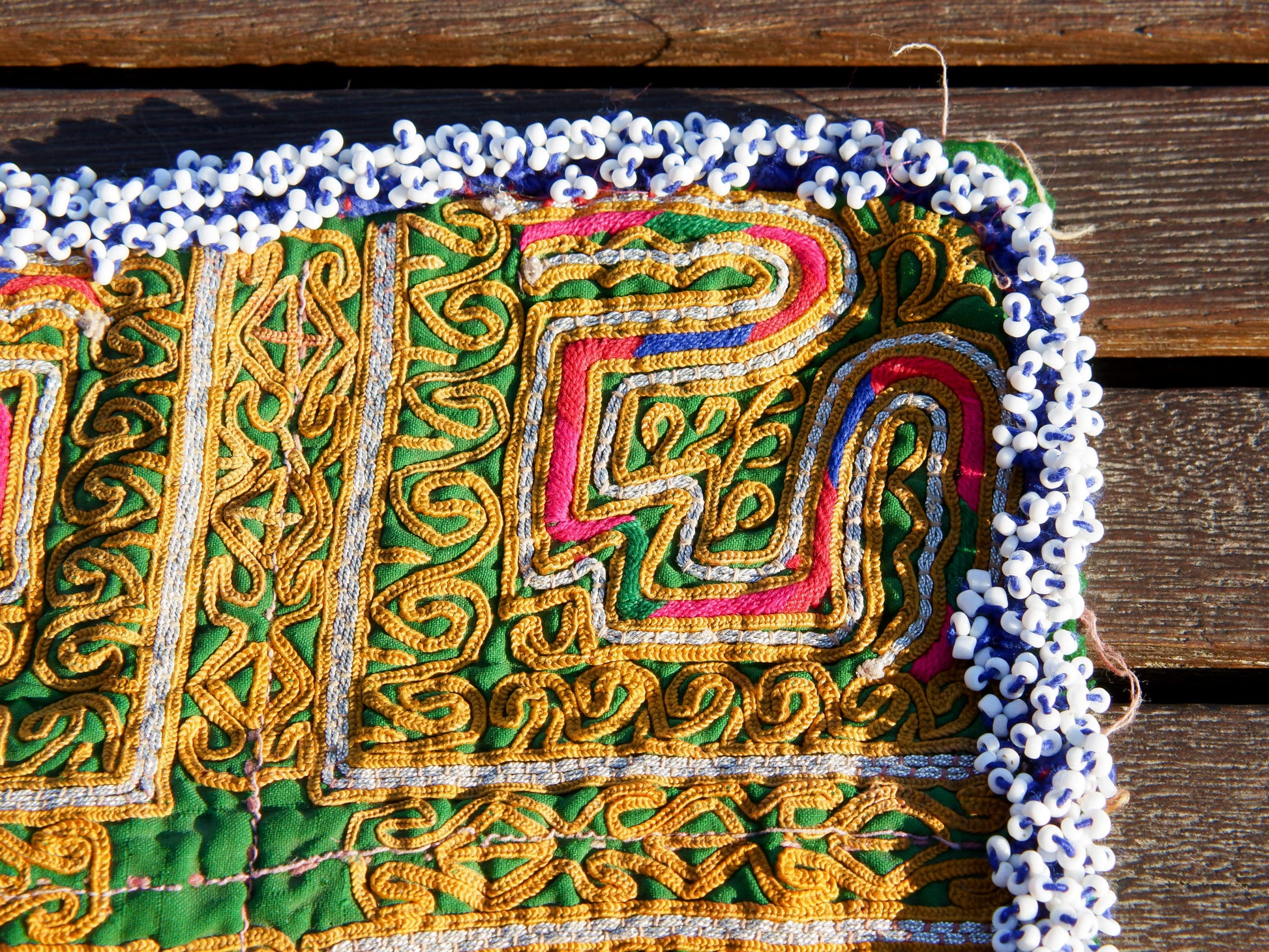 vecchio tessuto indiano ricamato, pezzo unico lavorato a mano in ogni parte con filo cotone e perline . tipico del gujarat, usato come decoro ed addobbo. Può essere impiegato anche come toppa..  dimensioni 20x20 spessore parte in perline 1cm peso 68 gr   disponibili vari colori e dimensioni contattare per info 0039 3338778241 info@etniko.it fb/ig "etniko by crosato"
