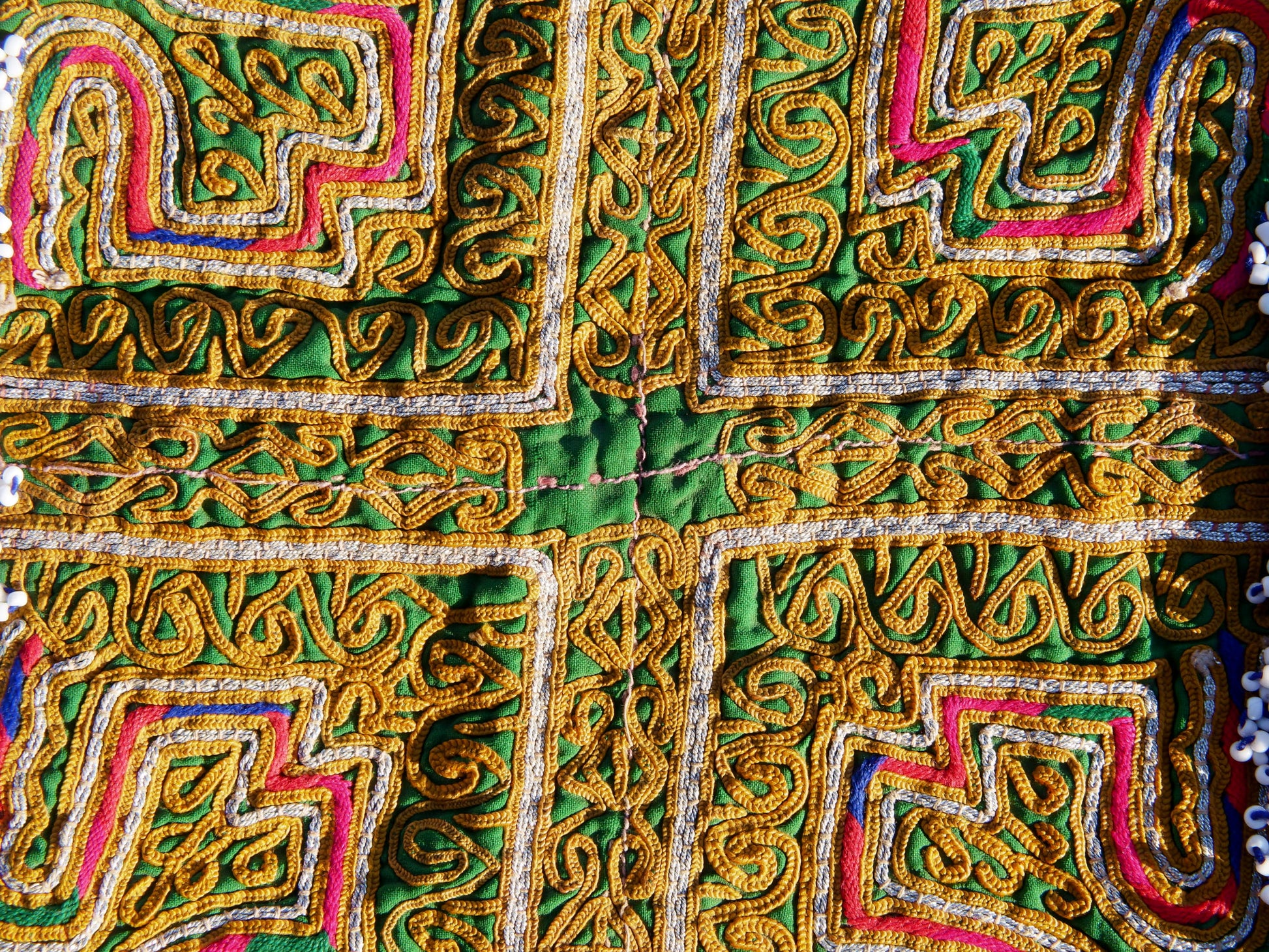 vecchio tessuto indiano ricamato, pezzo unico lavorato a mano in ogni parte con filo cotone e perline . tipico del gujarat, usato come decoro ed addobbo. Può essere impiegato anche come toppa..  dimensioni 20x20 spessore parte in perline 1cm peso 68 gr   disponibili vari colori e dimensioni contattare per info 0039 3338778241 info@etniko.it fb/ig "etniko by crosato"