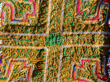 Carica l&#39;immagine nel visualizzatore di Gallery, vecchio tessuto indiano ricamato, pezzo unico lavorato a mano in ogni parte con filo cotone e perline . tipico del gujarat, usato come decoro ed addobbo. Può essere impiegato anche come toppa..  dimensioni 20x20 spessore parte in perline 1cm peso 68 gr   disponibili vari colori e dimensioni contattare per info 0039 3338778241 info@etniko.it fb/ig &quot;etniko by crosato&quot;
