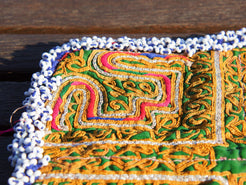 vecchio tessuto indiano ricamato, pezzo unico lavorato a mano in ogni parte con filo cotone e perline . tipico del gujarat, usato come decoro ed addobbo. Può essere impiegato anche come toppa..  dimensioni 20x20 spessore parte in perline 1cm peso 68 gr   disponibili vari colori e dimensioni contattare per info 0039 3338778241 info@etniko.it fb/ig "etniko by crosato"