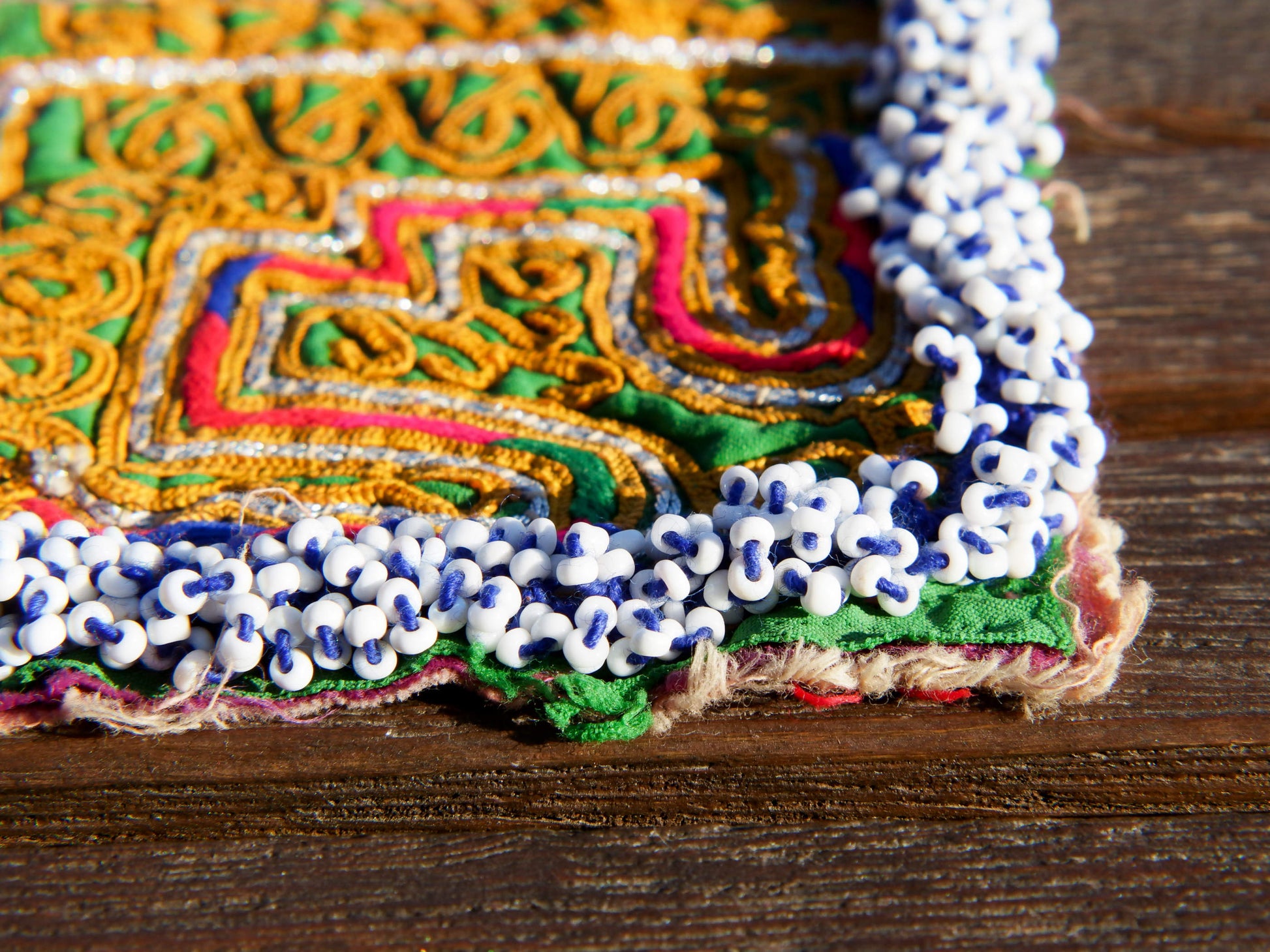 vecchio tessuto indiano ricamato, pezzo unico lavorato a mano in ogni parte con filo cotone e perline . tipico del gujarat, usato come decoro ed addobbo. Può essere impiegato anche come toppa..  dimensioni 20x20 spessore parte in perline 1cm peso 68 gr   disponibili vari colori e dimensioni contattare per info 0039 3338778241 info@etniko.it fb/ig "etniko by crosato"