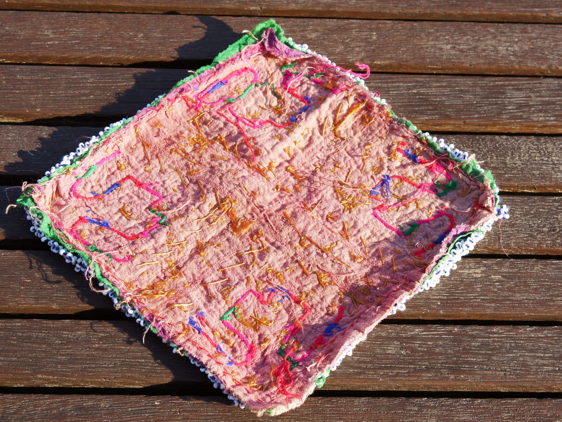 vecchio tessuto indiano ricamato, pezzo unico lavorato a mano in ogni parte con filo cotone e perline . tipico del gujarat, usato come decoro ed addobbo. Può essere impiegato anche come toppa..  dimensioni 20x20 spessore parte in perline 1cm peso 68 gr   disponibili vari colori e dimensioni contattare per info 0039 3338778241 info@etniko.it fb/ig "etniko by crosato"