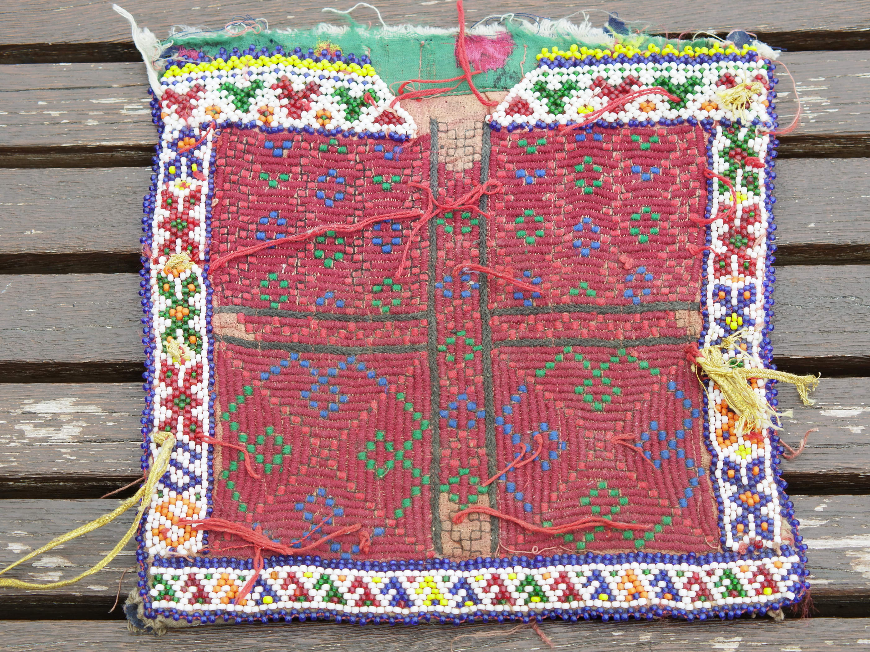 vecchio tessuto indiano ricamato, pezzo unico lavorato a mano in ogni parte con filo cotone, filo argento e perline . tipico del gujarat, usato come decoro ed addobbo. Può essere impiegato anche come toppa..  dimensioni 23x23 spessore parte in perline 1cm peso 170 gr   disponibili vari colori e dimensioni contattare per info 0039 3338778241 info@etniko.it fb/ig "etniko by crosato"