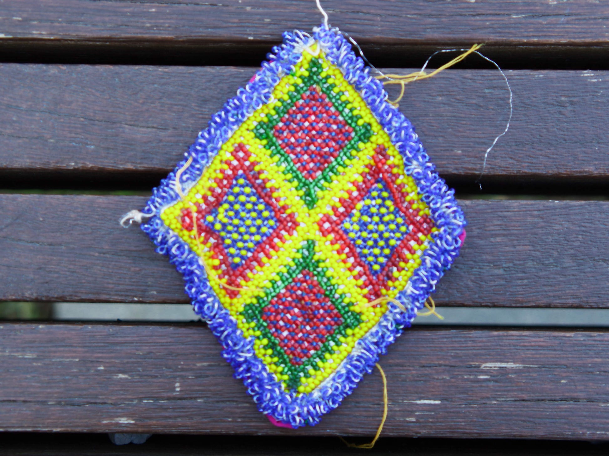 vecchio tessuto indiano ricamato , pezzo unico lavorato a mano in ogni parte con filo in cotone , filo oro e perline. tipico del gujarat usato come decoro ed addobbo, ideale anche come sotto bicchiere.  misure 10X14 cm indicative ( + / - 0.5 cm)  peso 40  gr      disponibili vari colori e dimensioni  contattare per info  watshapp 0039 3338778241 mail info@etniko.it fb/ig "etniko by crosato"