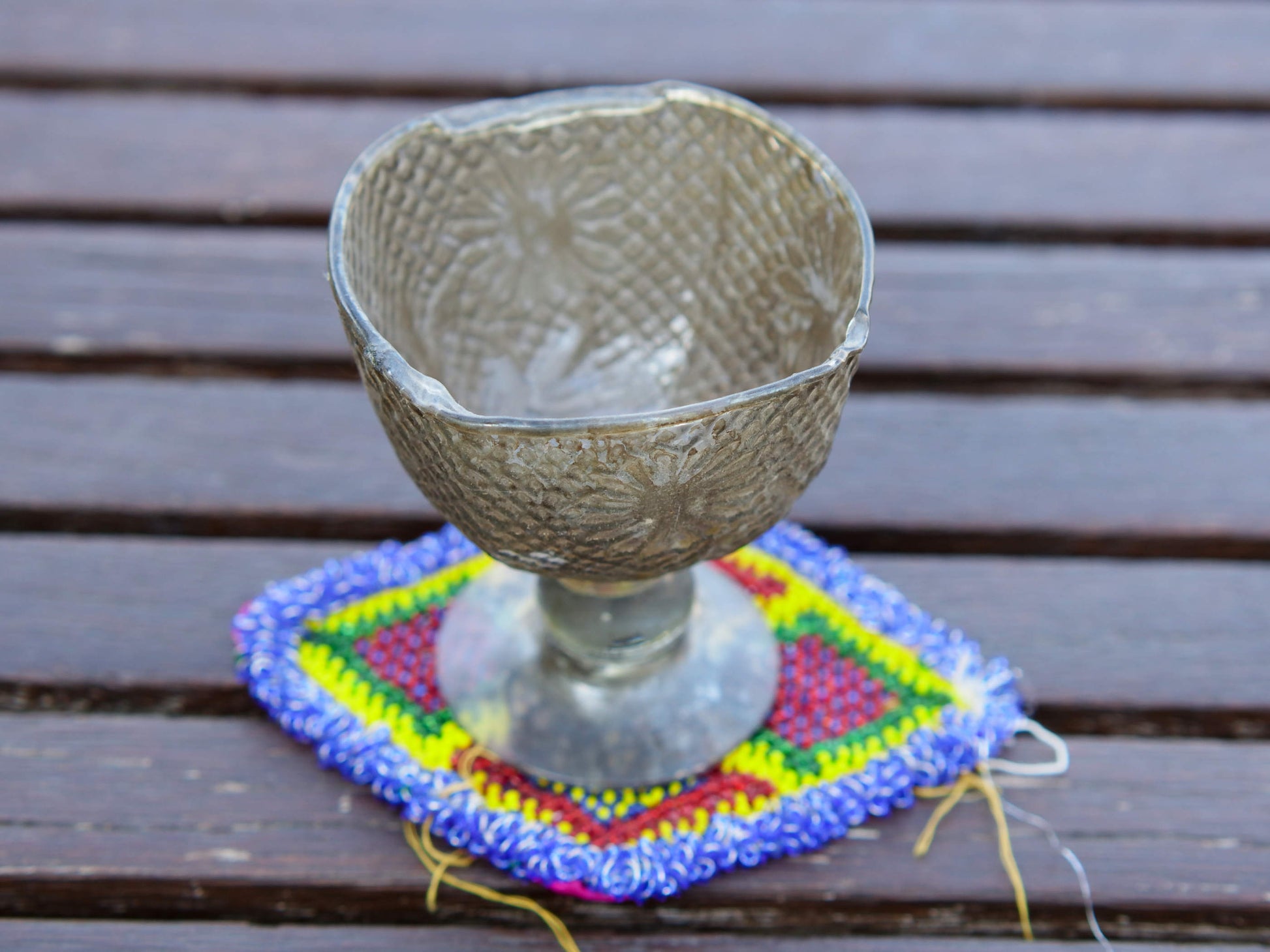 vecchio tessuto indiano ricamato , pezzo unico lavorato a mano in ogni parte con filo in cotone , filo oro e perline. tipico del gujarat usato come decoro ed addobbo, ideale anche come sotto bicchiere.  misure 10X14 cm indicative ( + / - 0.5 cm)  peso 40  gr      disponibili vari colori e dimensioni  contattare per info  watshapp 0039 3338778241 mail info@etniko.it fb/ig "etniko by crosato"