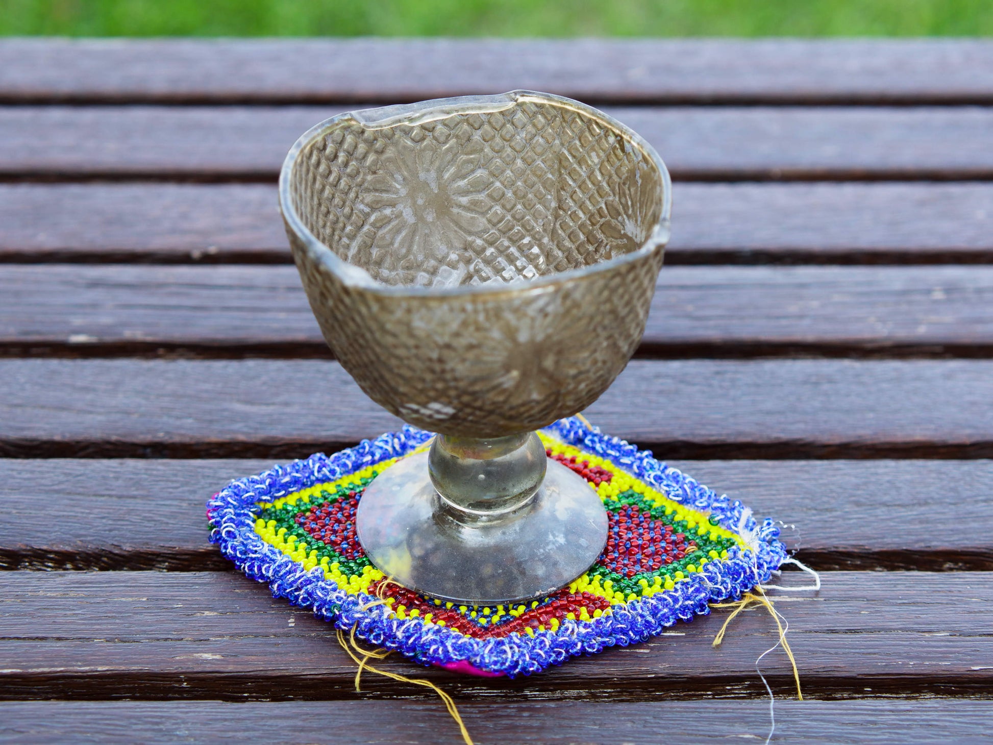 vecchio tessuto indiano ricamato , pezzo unico lavorato a mano in ogni parte con filo in cotone , filo oro e perline. tipico del gujarat usato come decoro ed addobbo, ideale anche come sotto bicchiere.  misure 10X14 cm indicative ( + / - 0.5 cm)  peso 40  gr      disponibili vari colori e dimensioni  contattare per info  watshapp 0039 3338778241 mail info@etniko.it fb/ig "etniko by crosato"