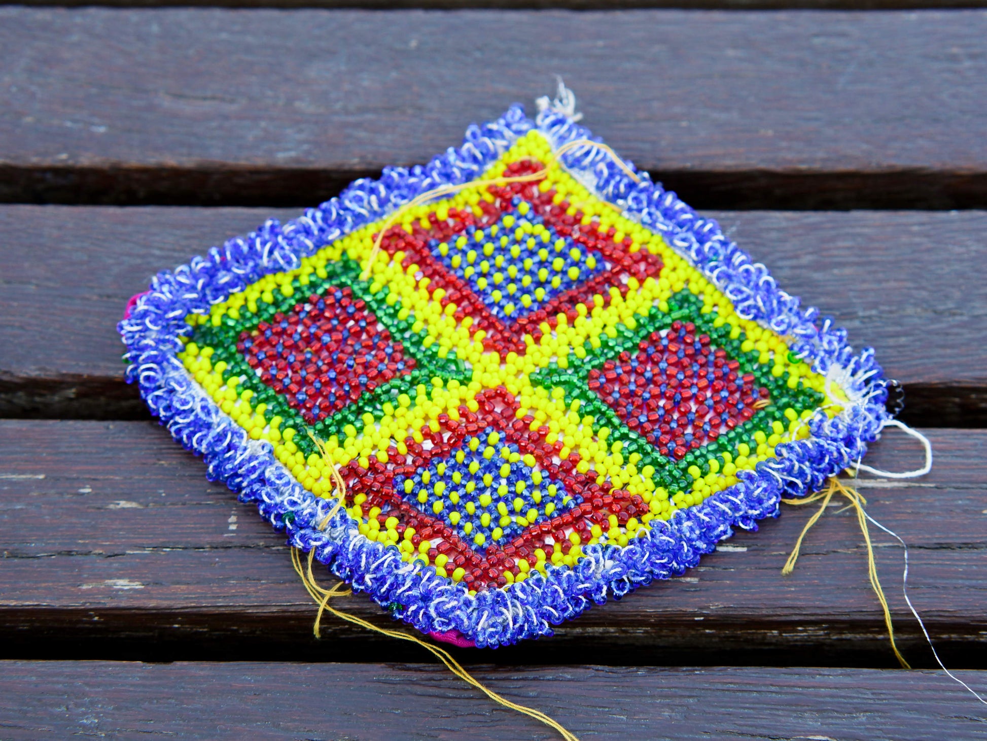 vecchio tessuto indiano ricamato , pezzo unico lavorato a mano in ogni parte con filo in cotone , filo oro e perline. tipico del gujarat usato come decoro ed addobbo, ideale anche come sotto bicchiere.  misure 10X14 cm indicative ( + / - 0.5 cm)  peso 40  gr      disponibili vari colori e dimensioni  contattare per info  watshapp 0039 3338778241 mail info@etniko.it fb/ig "etniko by crosato"