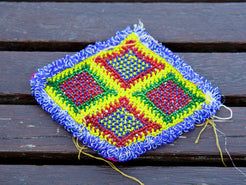 vecchio tessuto indiano ricamato , pezzo unico lavorato a mano in ogni parte con filo in cotone , filo oro e perline. tipico del gujarat usato come decoro ed addobbo, ideale anche come sotto bicchiere.  misure 10X14 cm indicative ( + / - 0.5 cm)  peso 40  gr      disponibili vari colori e dimensioni  contattare per info  watshapp 0039 3338778241 mail info@etniko.it fb/ig "etniko by crosato"