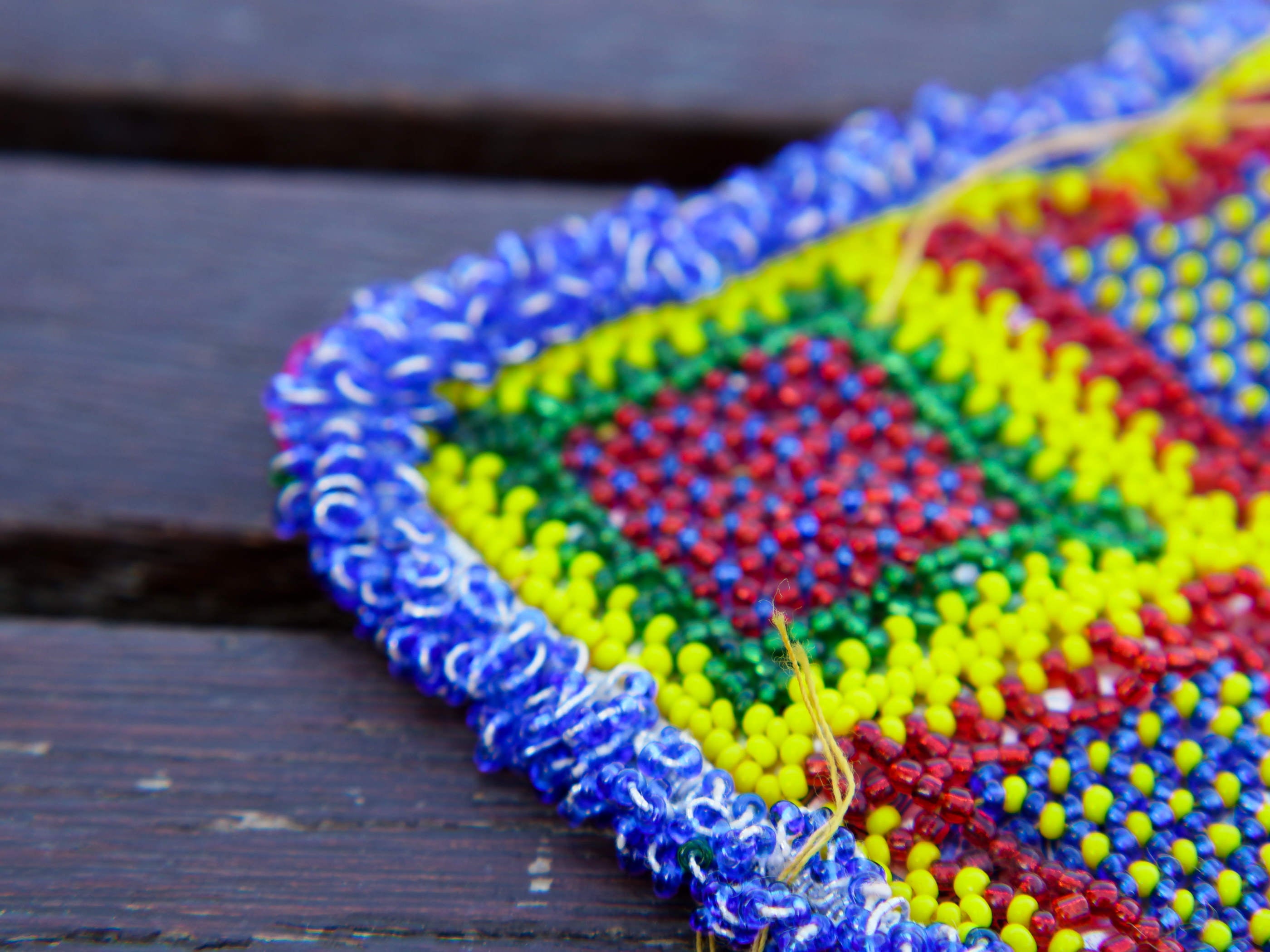 vecchio tessuto indiano ricamato , pezzo unico lavorato a mano in ogni parte con filo in cotone , filo oro e perline. tipico del gujarat usato come decoro ed addobbo, ideale anche come sotto bicchiere.  misure 10X14 cm indicative ( + / - 0.5 cm)  peso 40  gr      disponibili vari colori e dimensioni  contattare per info  watshapp 0039 3338778241 mail info@etniko.it fb/ig "etniko by crosato"